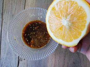 最后把柠檬汁挤出1匙勺