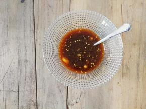 跟汁水混合均匀,沾点来尝下咸淡再自行添加