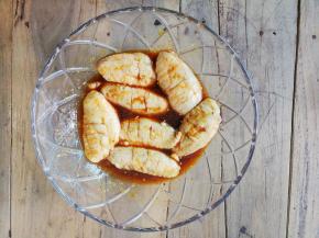 备用一个大碗放入鸡翅，把汁水倒入混合均匀