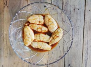 备用一个大碗放入鸡翅，把汁水倒入混合均匀