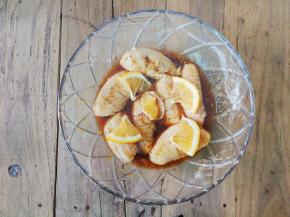 再切几片柠檬片放入一起腌制