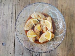 再切几片柠檬片放入一起腌制