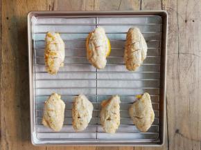 再切几片柠檬片垫在鸡翅下面