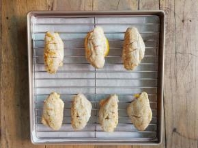 再切几片柠檬片垫在鸡翅下面