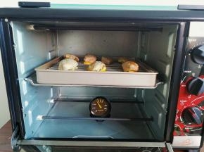 烤箱预热200度 中层 上下火 每一面烤15分钟 共计：30分钟