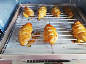 正面烤制上色刷一次蜂蜜水，刷2次，刷反面把鸡翅用柠檬片移下来，也是刷2次蜂蜜水，颜色金黄色就是最佳的。