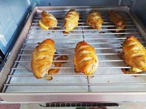 正面烤制上色刷一次蜂蜜水，刷2次，刷反面把鸡翅用柠檬片移下来，也是刷2次蜂蜜水，颜色金黄色就是最佳的。