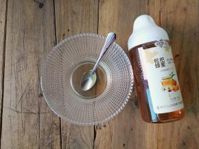 调制蜂蜜水，1匙勺蜂蜜+15克温水混合备用