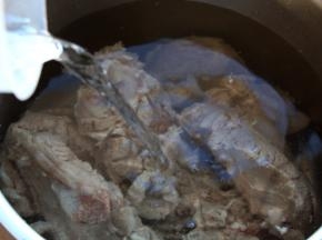 再将肉和骨放回锅里换上新水，约3升。
