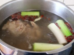 用大火烧开，撇去浮沫，然后将备好的香料放入，盖严锅盖。
