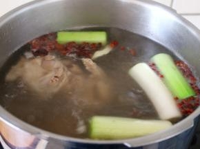 用大火烧开，撇去浮沫，然后将备好的香料放入，盖严锅盖。
