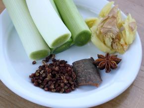 我用的香料是大料1个、花椒3克、桂皮4克、葱80克、姜20克，如果有草果、小茴香、白芷、良姜、砂仁、丁香、山奈用上些就更好了，有人说最重要的是小茴香。