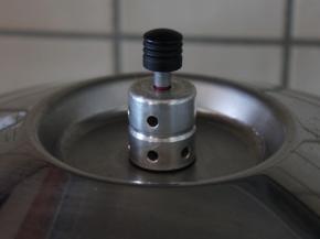 待到上气，改小火，保持一直上气的状态煮30分钟。注：如果是普通锅约2小时。
