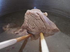解压后，如果羊肉可达到用筷子轻轻穿过，就将肉捞出备用。
