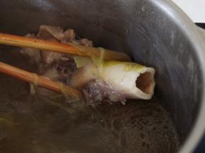 骨头仍留在锅里，盖严锅盖，大火煮上气，改小火，保持一直上气的状态煮30分钟，这样骨头就全煮酥了，羊肉汤也就煮好了。
