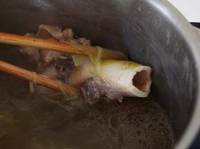 骨头仍留在锅里，盖严锅盖，大火煮上气，改小火，保持一直上气的状态煮30分钟，这样骨头就全煮酥了，羊肉汤也就煮好了。
