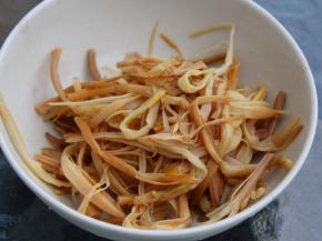 骨头煮好后我们开始泡馍
泡好的黄花菜，摘去硬头，一撕为二。