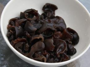 泡好的木耳摘成小朵。
