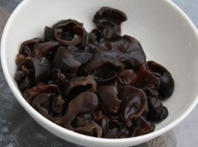 泡好的木耳摘成小朵。

