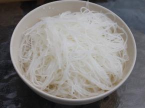 粉丝用温水泡开后，用冷水冲洗一下。
