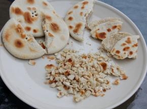 饦饦馍一掰两半，再从中间劈开，撕成两半，然后掰成黄豆大小的小粒，且每一小粒都带有饼皮和饼心。
饦饦馍专门用于泡馍，是死面馍，制作请参看
