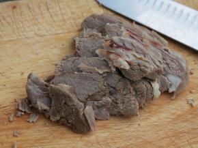 煮好的羊肉切成厚片。
