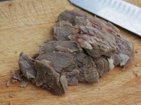 煮好的羊肉切成厚片。
