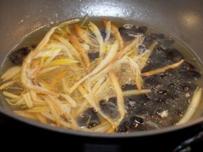 做锅，多舀些羊肉汤（这是水围城，要宽汤），下黄花菜和木耳煮熟。
