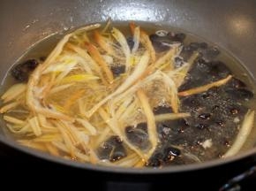 做锅，多舀些羊肉汤（这是水围城，要宽汤），下黄花菜和木耳煮熟。
