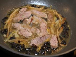 然后将羊肉片入锅煮开，加盐调味。
