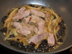 然后将羊肉片入锅煮开，加盐调味。
