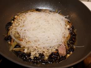 最后将掰好的馍和粉丝下锅煮开后浇些牛羊油，也叫明油，羊肉泡馍就煮好了。
