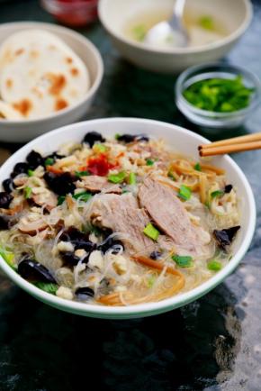 吃羊肉馍要用大海碗，同时配上辣椒酱、糖蒜、青蒜苗和香菜一同上桌。
挖点辣椒酱放在碗上面，撒些青蒜苗和香菜，不要搅拌，从边上掏着吃，叫蚕食，说是一搅拌香味就散发了，如感觉腻口就咬一口糖蒜。
哈哈，一大海碗，量真得太大，最后是两人分吃了这一碗。