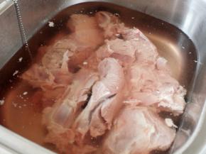 首先将羊肉和羊骨放在水中泡上2小时，泡出血水，中间换几次水。
