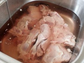 首先将羊肉和羊骨放在水中泡上2小时，泡出血水，中间换几次水。
