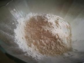 面粉放入碗里