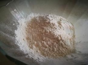 面粉放入碗里