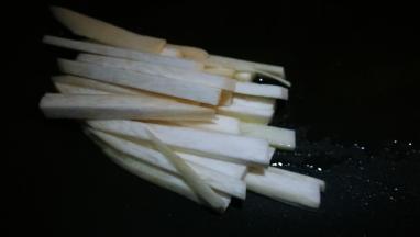 锅中少油杏鲍菇丝炒一下出锅