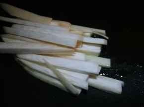 锅中少油杏鲍菇丝炒一下出锅