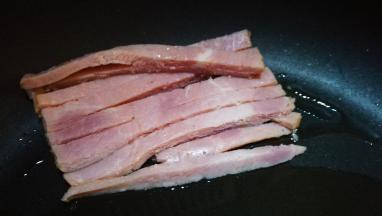 倒入火腿丝炒一下出锅