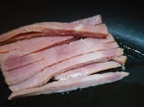 倒入火腿丝炒一下出锅