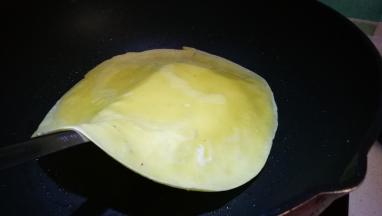 锅中刷油倒入面糊 翻面