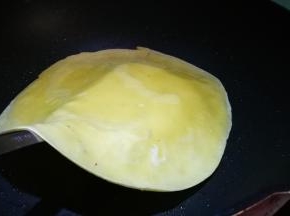 锅中刷油倒入面糊 翻面