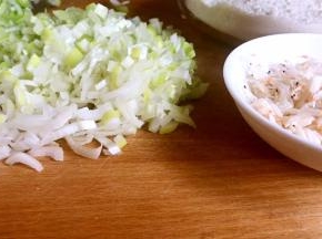 大葱洗净切碎