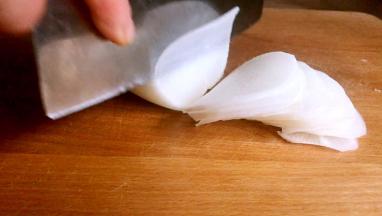 白萝卜洗净去皮后切成薄片