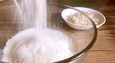 虾皮、大米粉称重备用