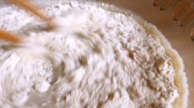 将大米粉倒入萝卜汁里，拌匀成糊状