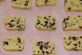 有间隔地排放到烤盘上
170度烤20分钟后取出冷却
冷却后的饼干口感酥松香脆，味道甜中带点蔓越莓的酸。很好吃。
