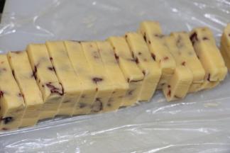 1小时后取出
170度预热烤箱
把饼胚切成8mm-1cm厚宽度大小。
