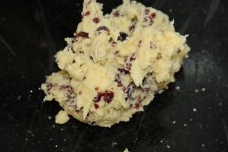 混合均匀，放到保鲜膜上